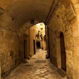 Le reliquie il giorno dopo furono per� spostate nella chiesetta di San Nicola del Porto. Quest�ultima non � pi� esistente: un architrave modanato e i residui di due piedistalli, incastrati all'interno di moderne mura color salmone, sono tutto ci� che rimane del suo ingresso, situato sotto l�arco di Sant'Onofrio che si apre in piazza dei Gesuiti